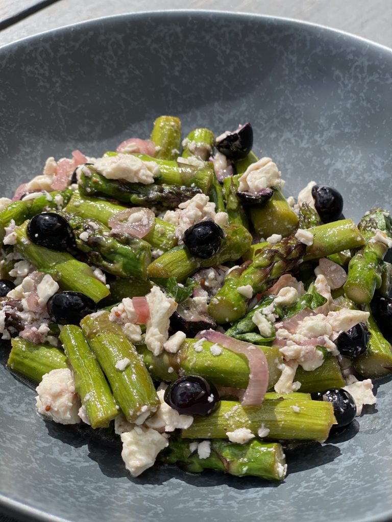 Salat vom grünen Spargel, Blaubeeren, Feta • Katis Rezeptgeschichten